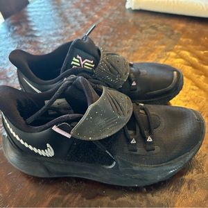 Nike Kyrie Low 3 Basketball Shoes, Men’s size 6.5